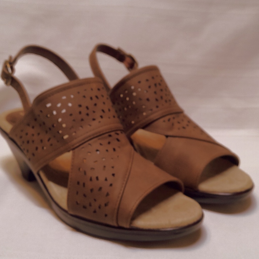 NWOB Easy Street Punch Hole Brown Leather Block Heeled Sandals Size 9M - Picture 2 of 7